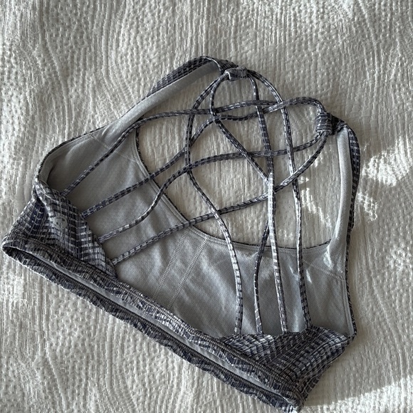 Sports bra in gray and blue geometric pattern size 6 - Picture 2 of 3